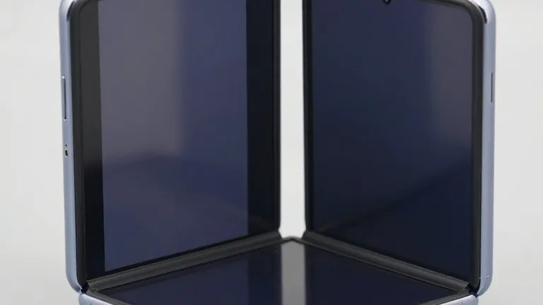 Illustration for: iPhone Duo sidebar blocks 15 percent of outer screen